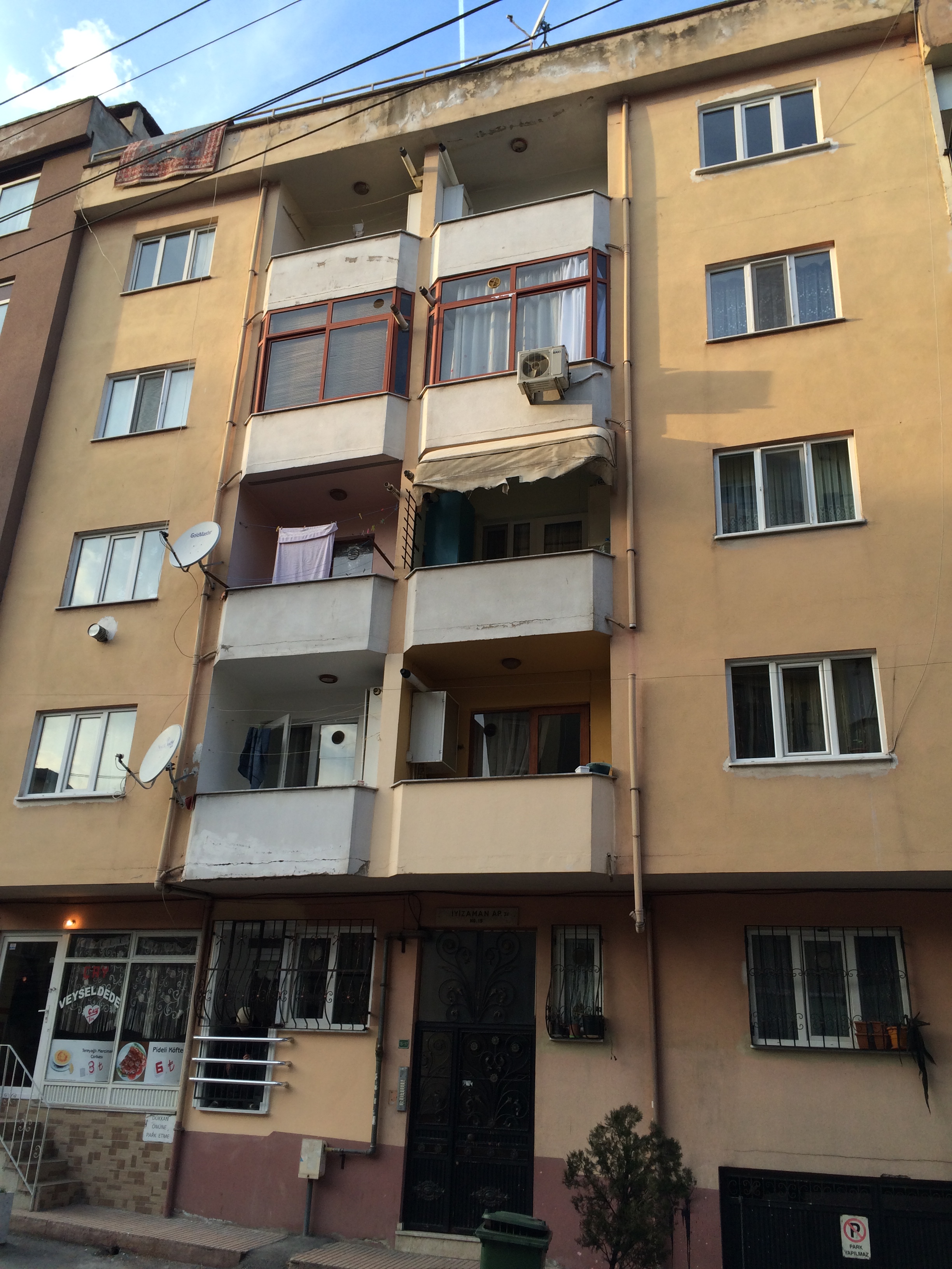 Selimzade Cd. Apt. (1988)