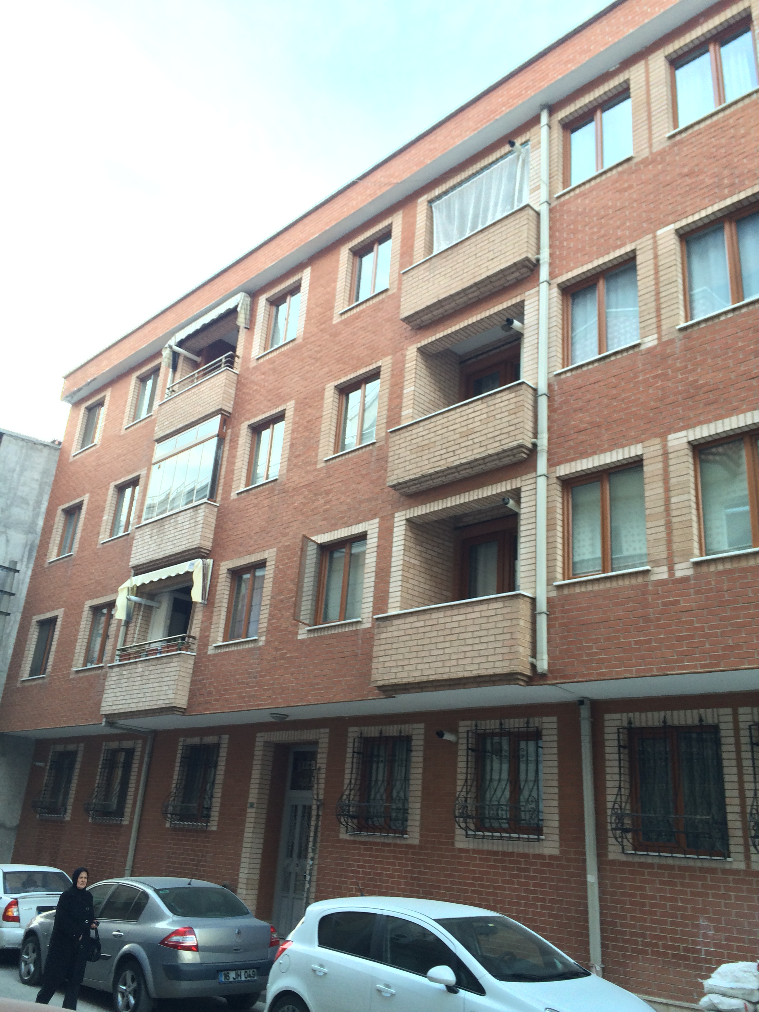 Barutluk Cd. 4 Apt. (2004)